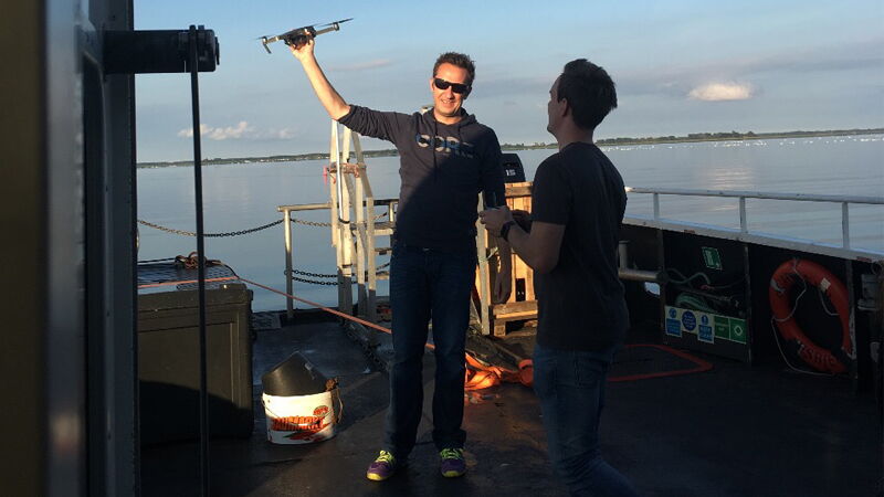 Philipp Klietz und Dustin Stahl mit der Drohne