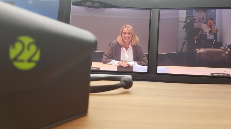 Das Team aus Darmstadt schaut Redakteurin Yvonne Lange in Bonn bei der Arbeit zu.